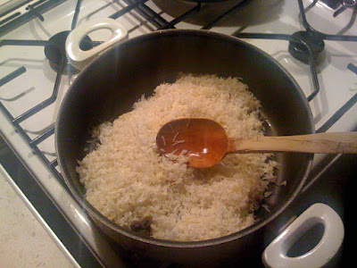 Demin yıkadığınız pirinçleri süzün, sonra tenceremsinin içine atın.