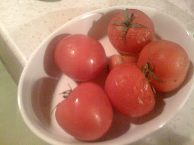 Biraz okeye dönmüş domates bul